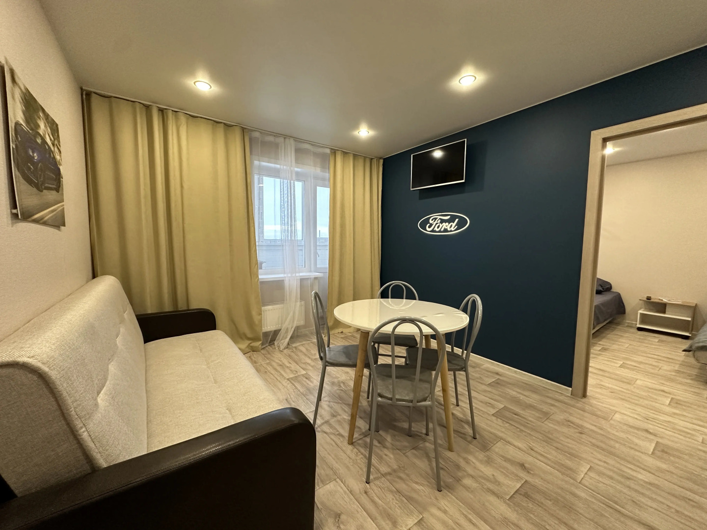 Апартаменты ФОРД против ФЕРРАРИ