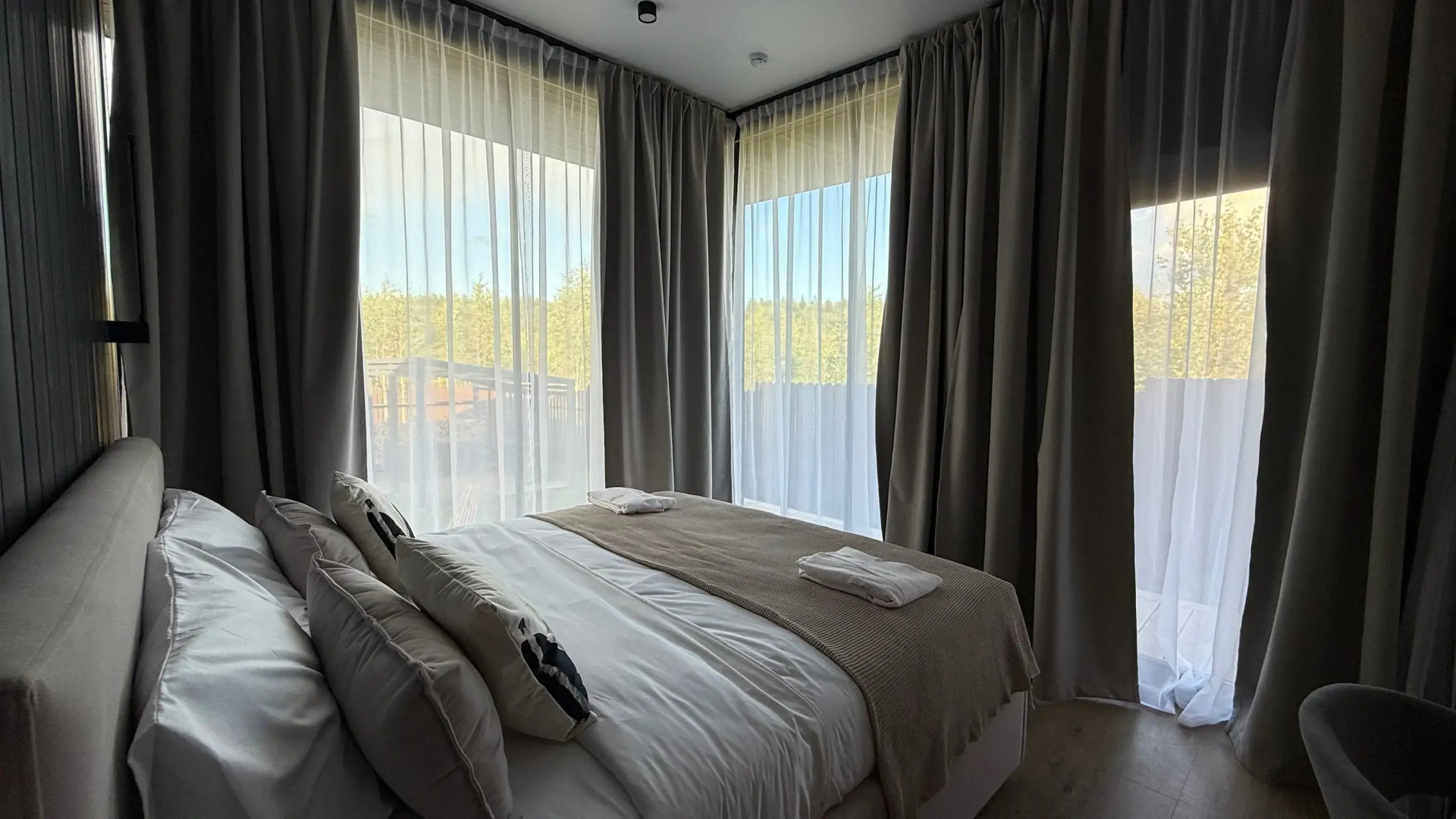 Частный дом Большой Панорамный у реки с сауной и камином