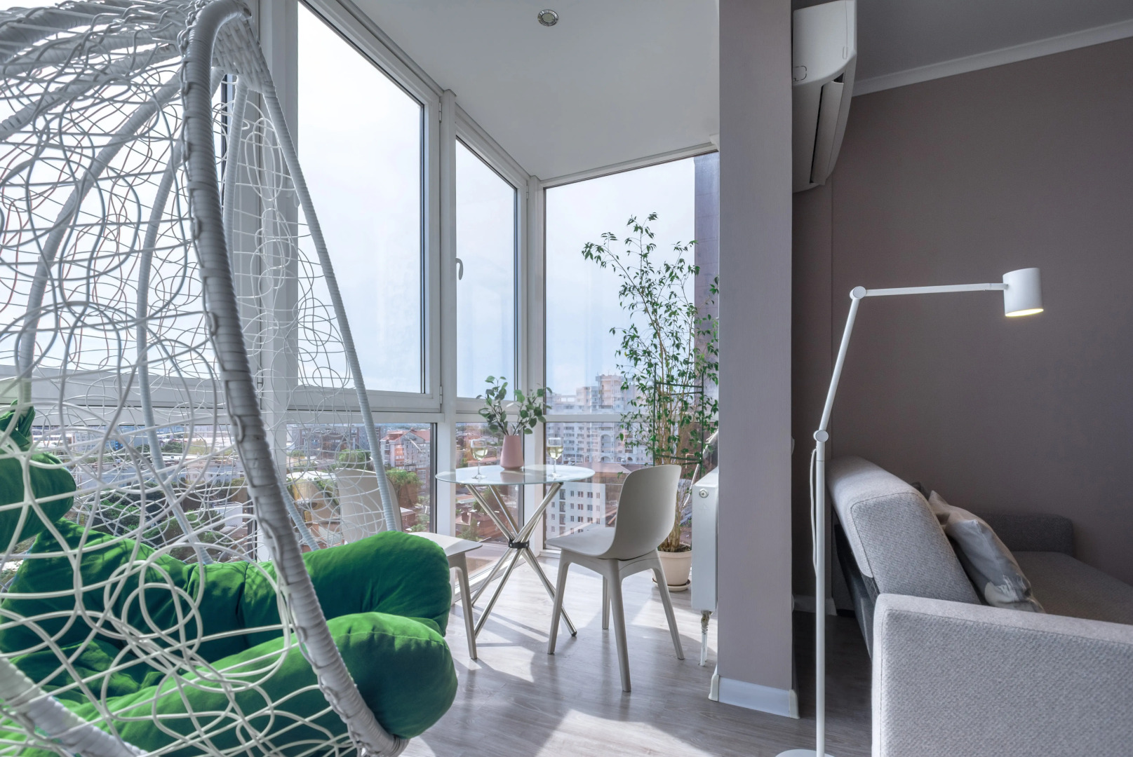 Апартаменты с панорамным видом на город, с большим телевизором (65 дюймов) и Алисой. Встречайте рассветы!