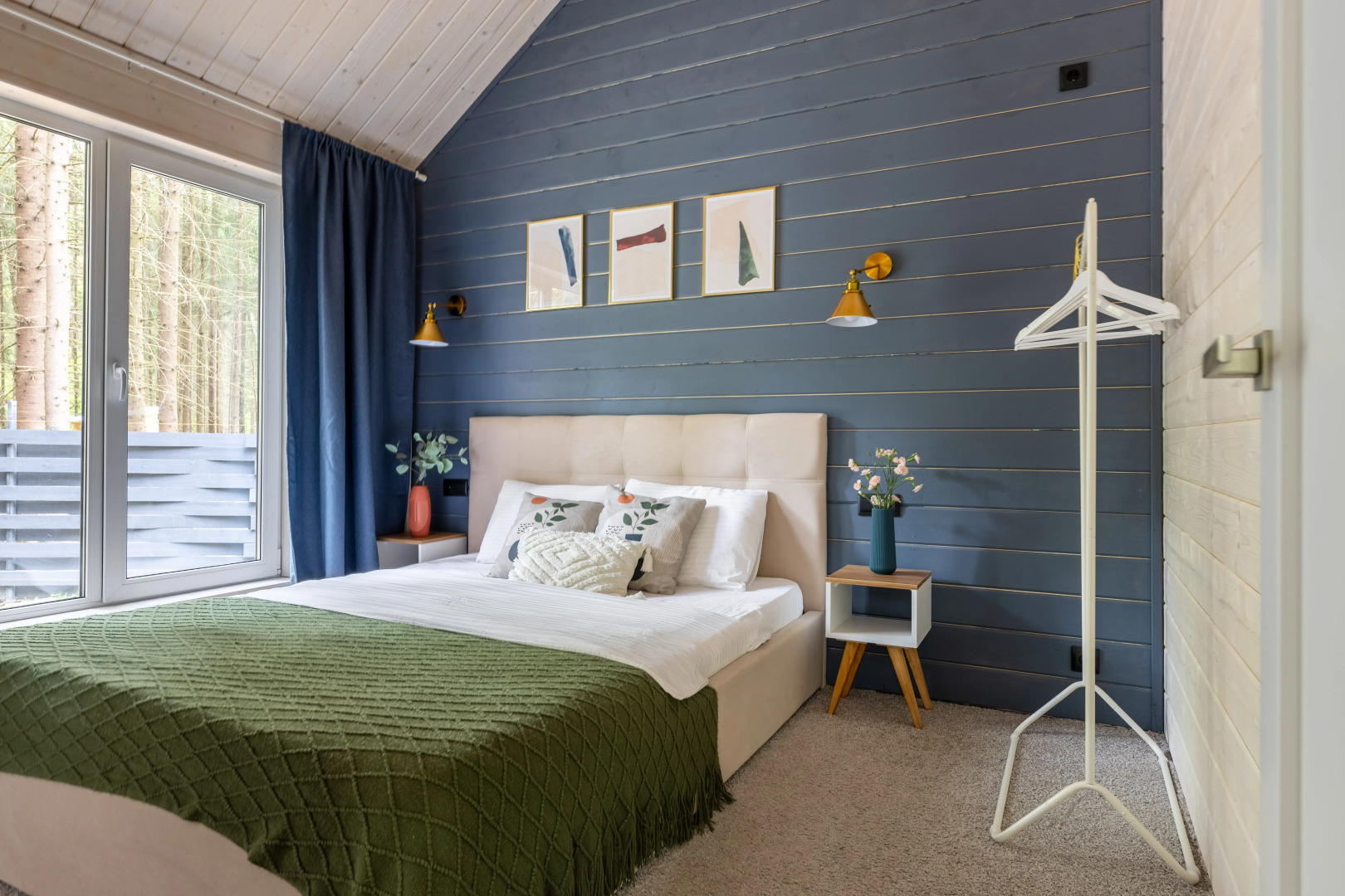 Частный дом в еловом лесу