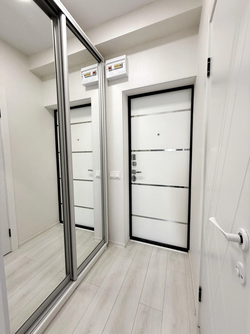 Апартаменты с небольшим балконом. 3 минуты до Моря. Для троих.