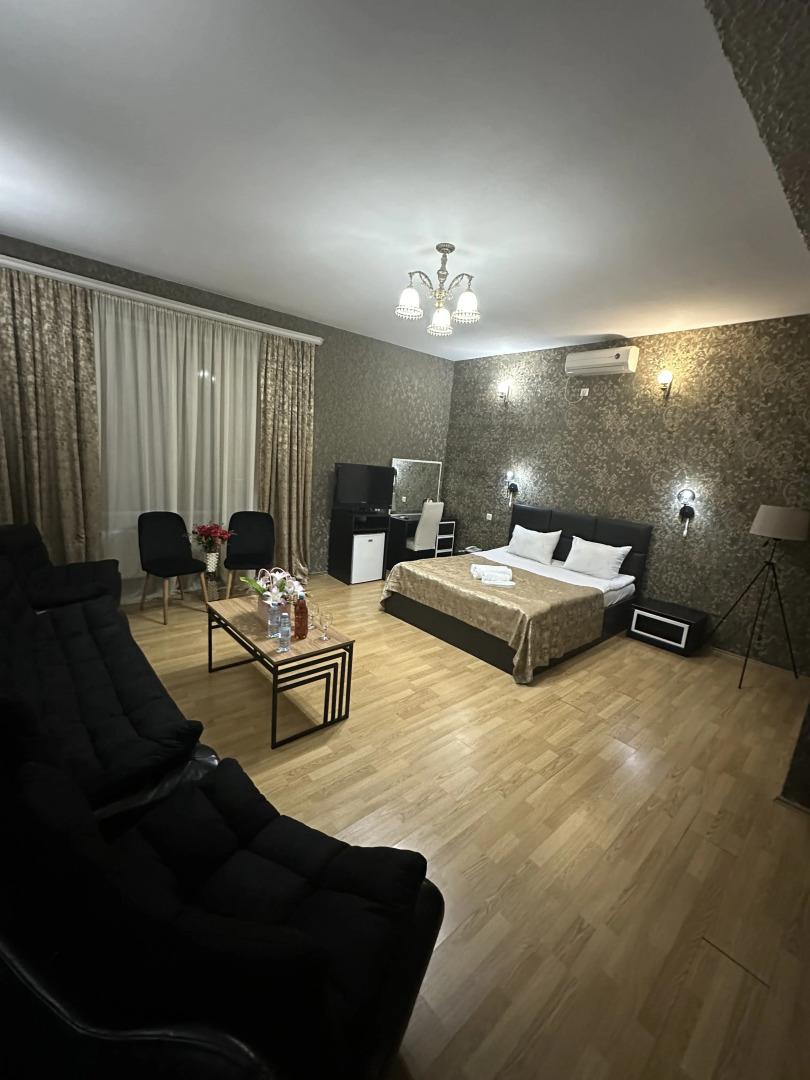 Отель Qeroli old town