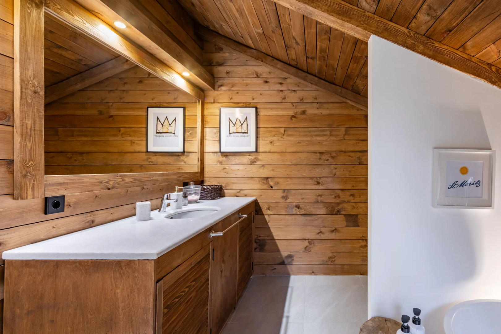 Шале с камином и джакузи в лесу