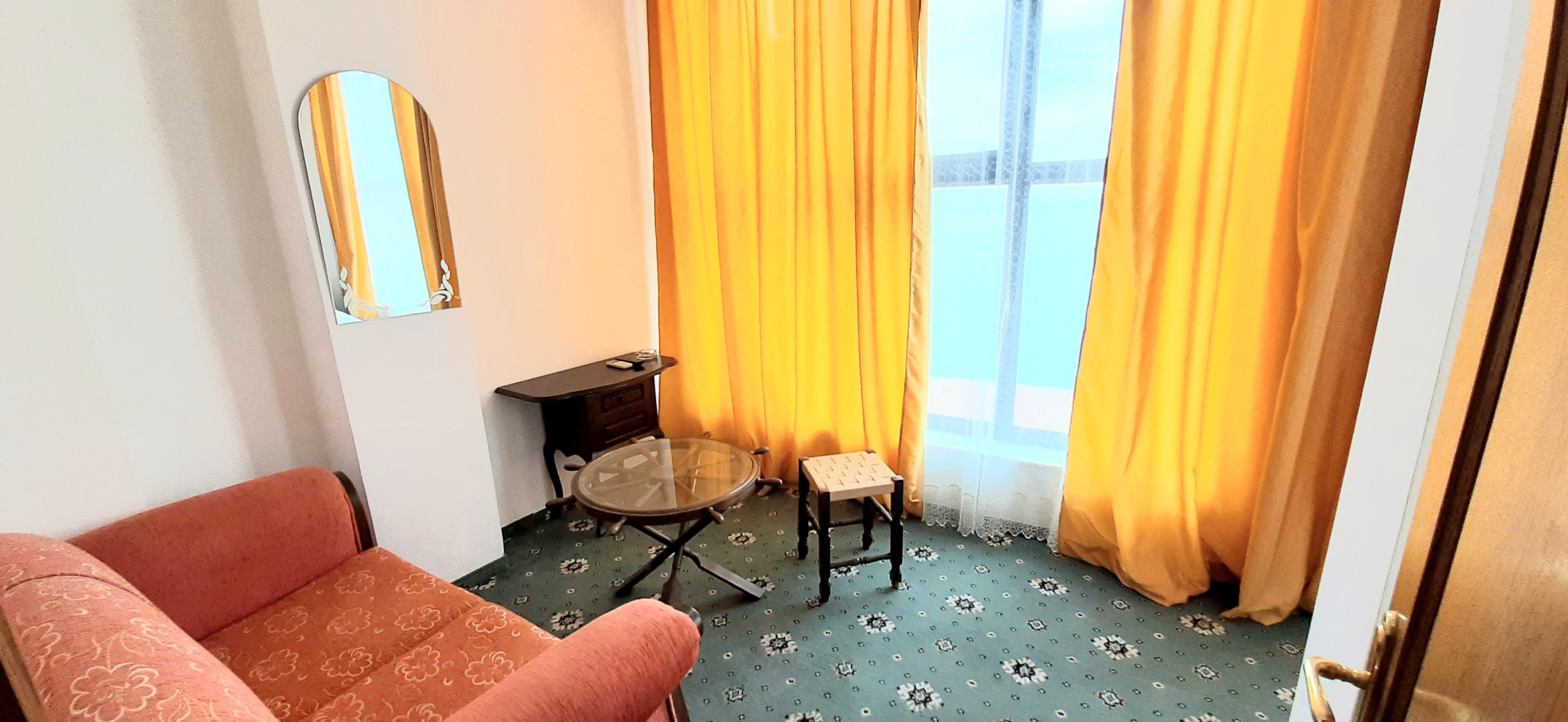 Курортный отель Корона