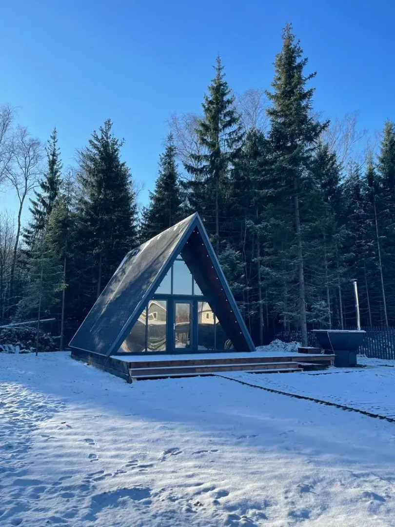 Дом А-фрейм с банным чаном у леса