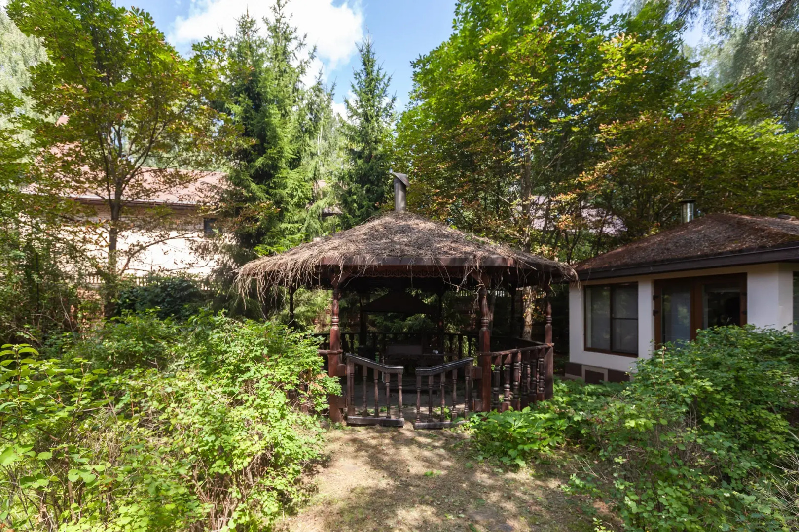 Частный Дом Huse Звезда 2000 с Cобственным Лесом и Чайным домиком