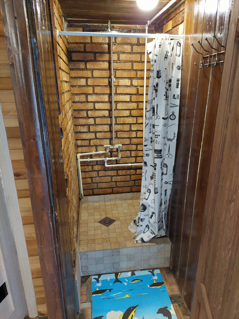 Частный дом с камином у реки