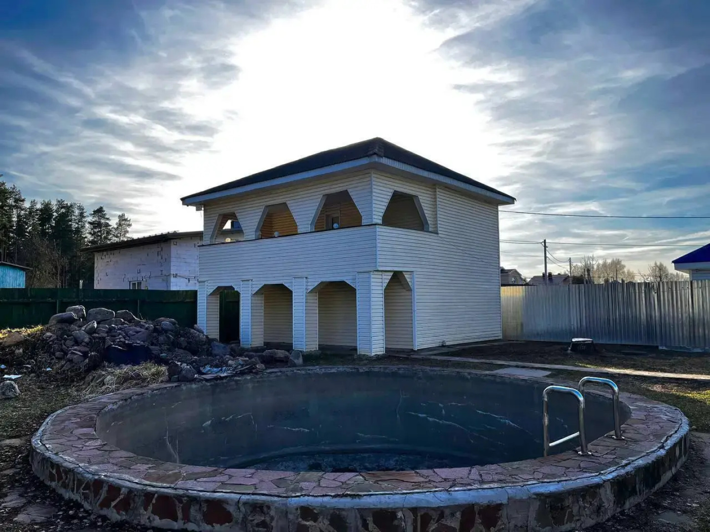 Частный дом двухэтажный на 1-й Лесной улице 1