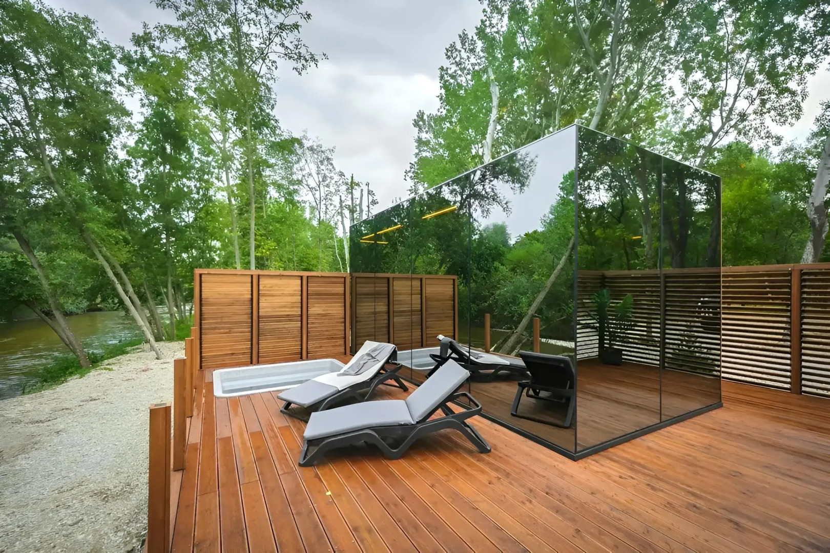 Частный Дом на Берегу Реки с Авторским Дизайном
