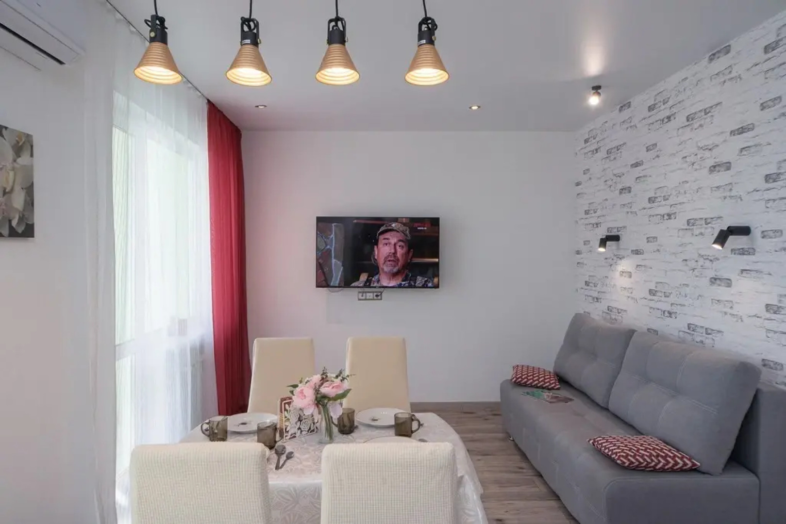 Квартира от компании Хоум Отель на Ново- Садовой  215Б