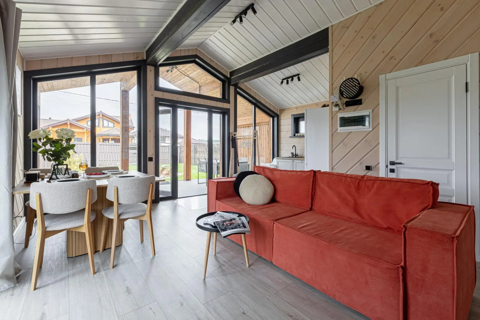 Частный Дом Среди Зимнего Леса с Панорамными Окнами