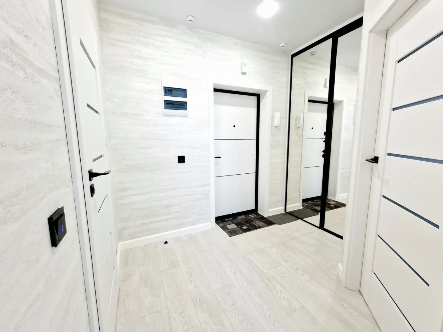 Апартаменты Люкс в центре Верхнее озеро, новый дом, Колибри#88А