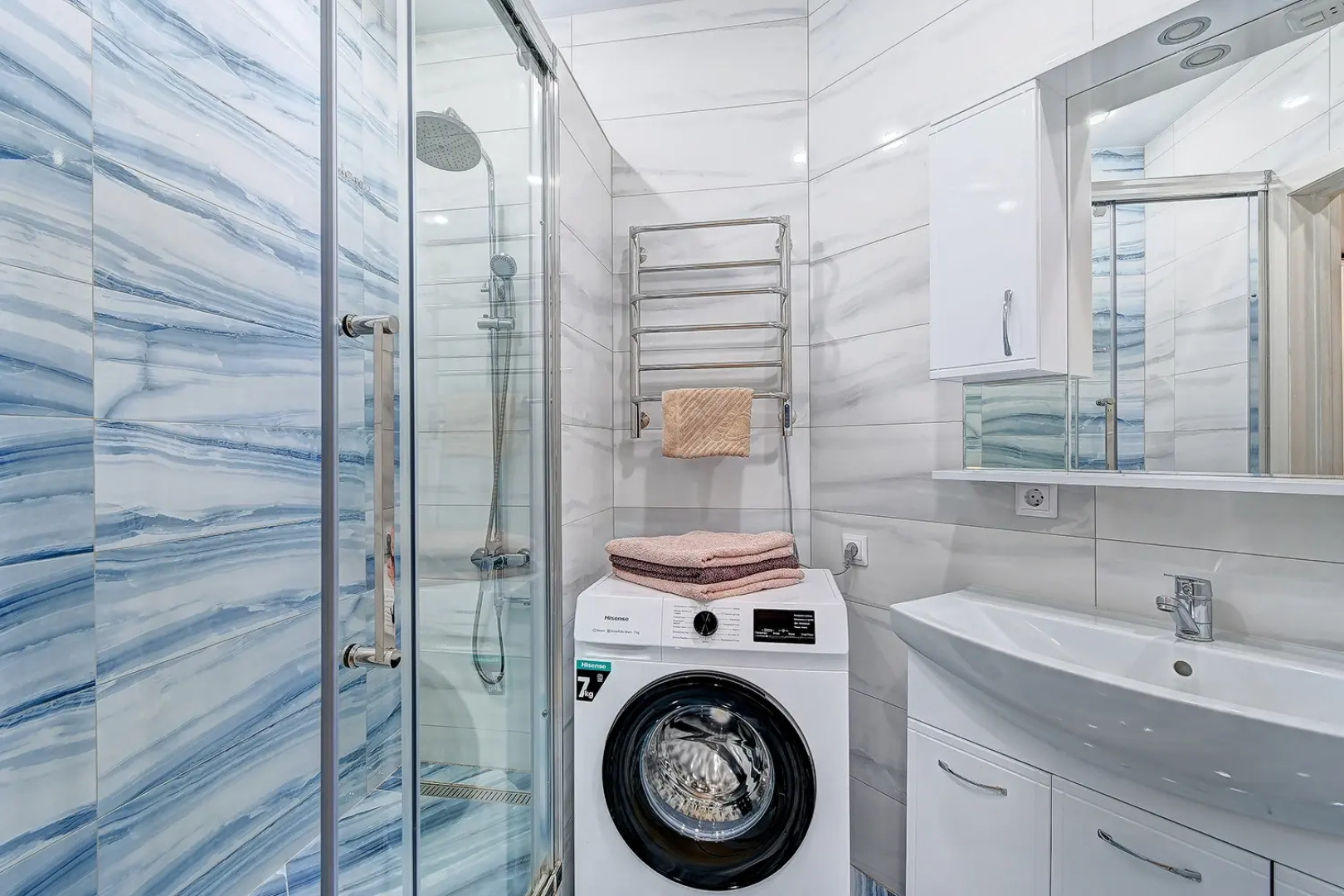 Апартаменты Morskaya Simfonya-2 евро трехкомнатные с балконом бассейном на территории