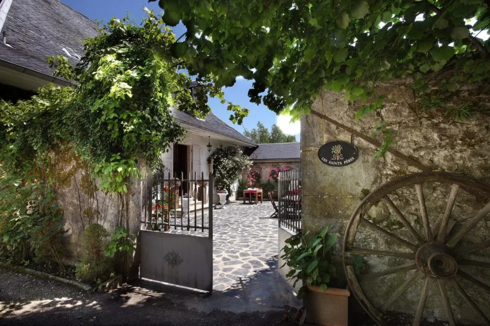 Отель Domaine des Saints-Pères