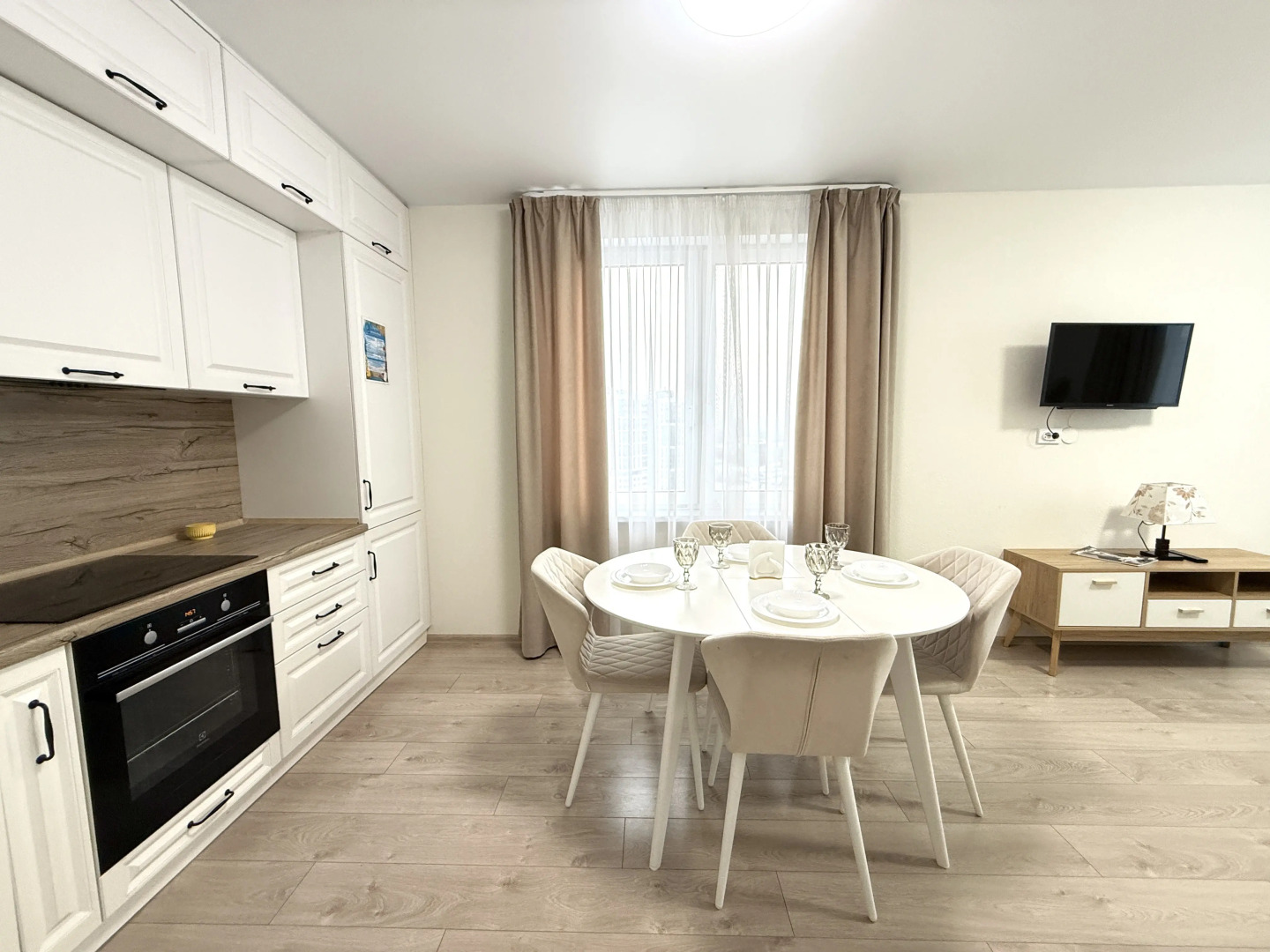 Апартаменты Элитные на берегу реки Тура с видом на Мост Влюбленных