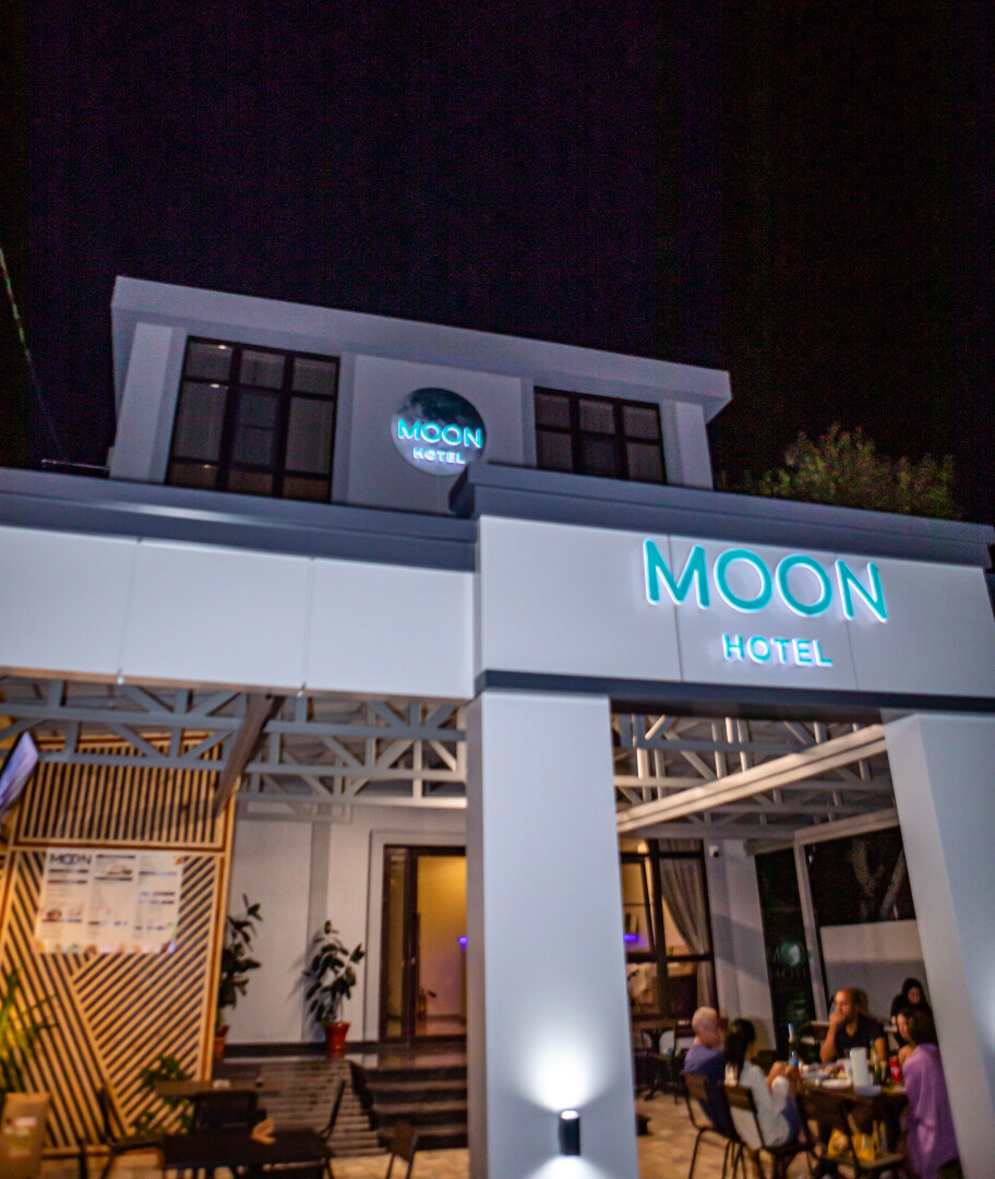 Отель Moon Hotel