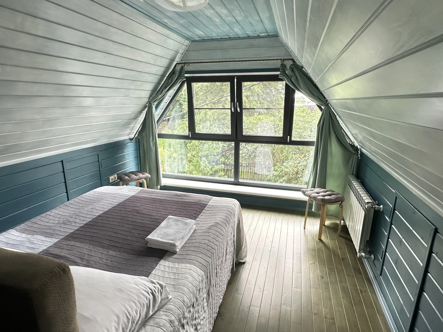 Частный дом MedvedHouse с большой территорией в тихом месте в центре Изборска