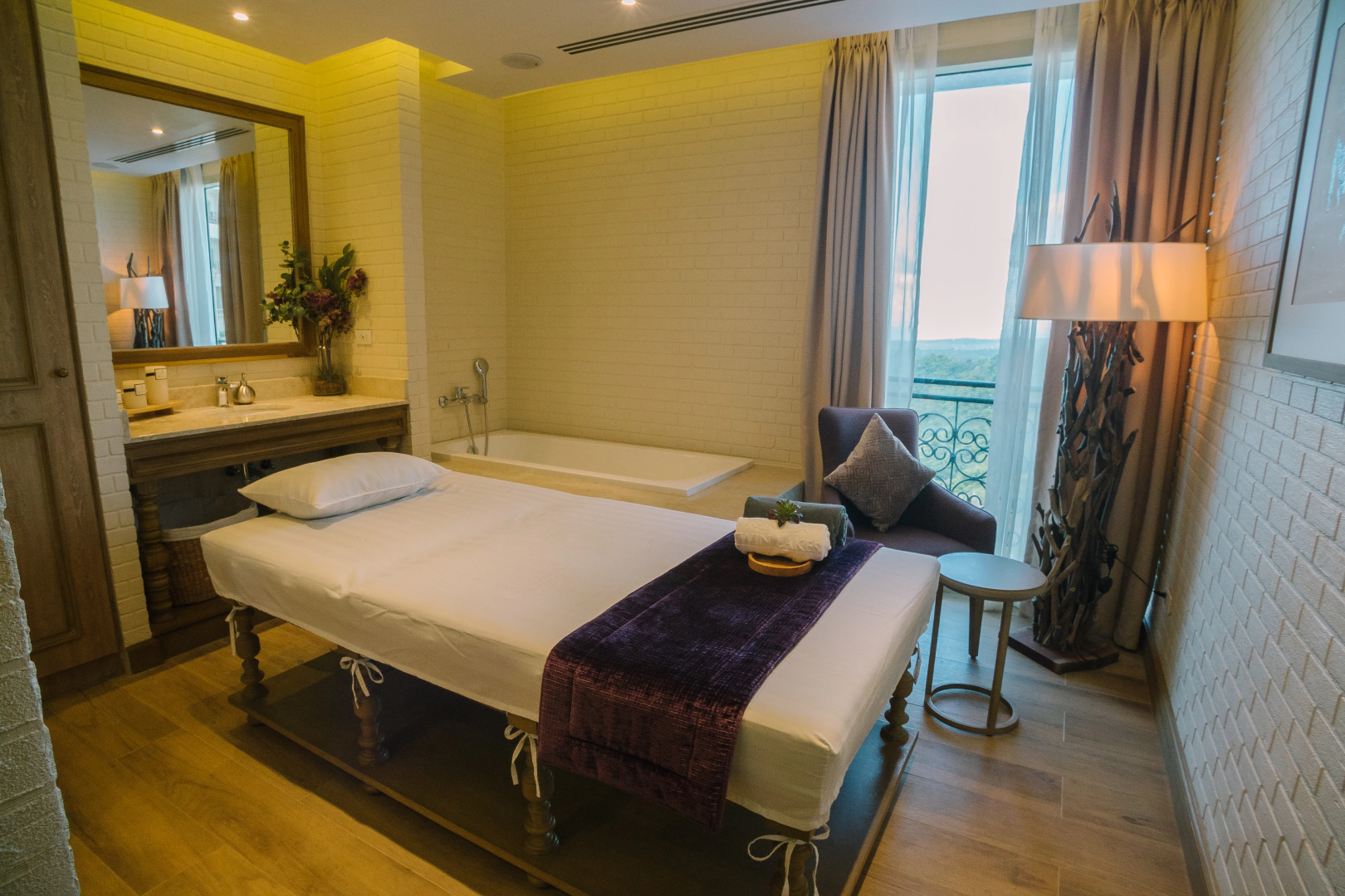 Отель Twin Lakes Hotel Tagaytay