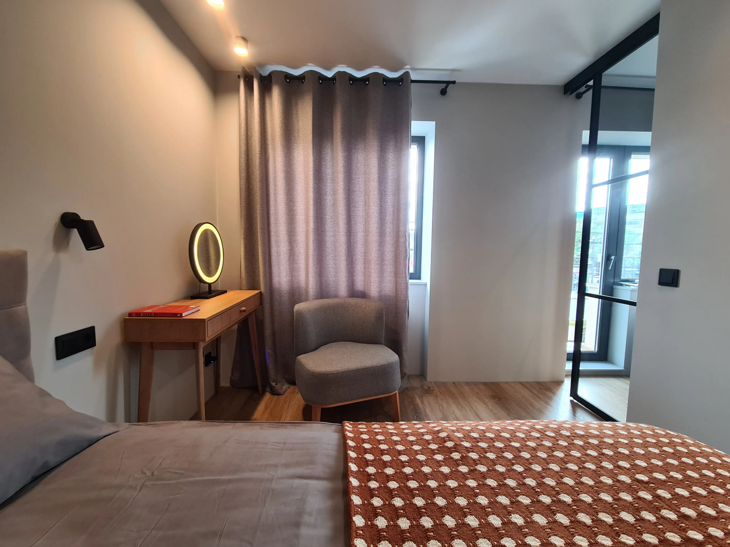 Квартира новая в центре RomanovApart