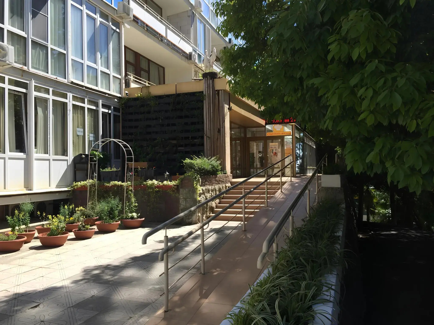 Апартаменты Светлана-Центр с видом на море и восток