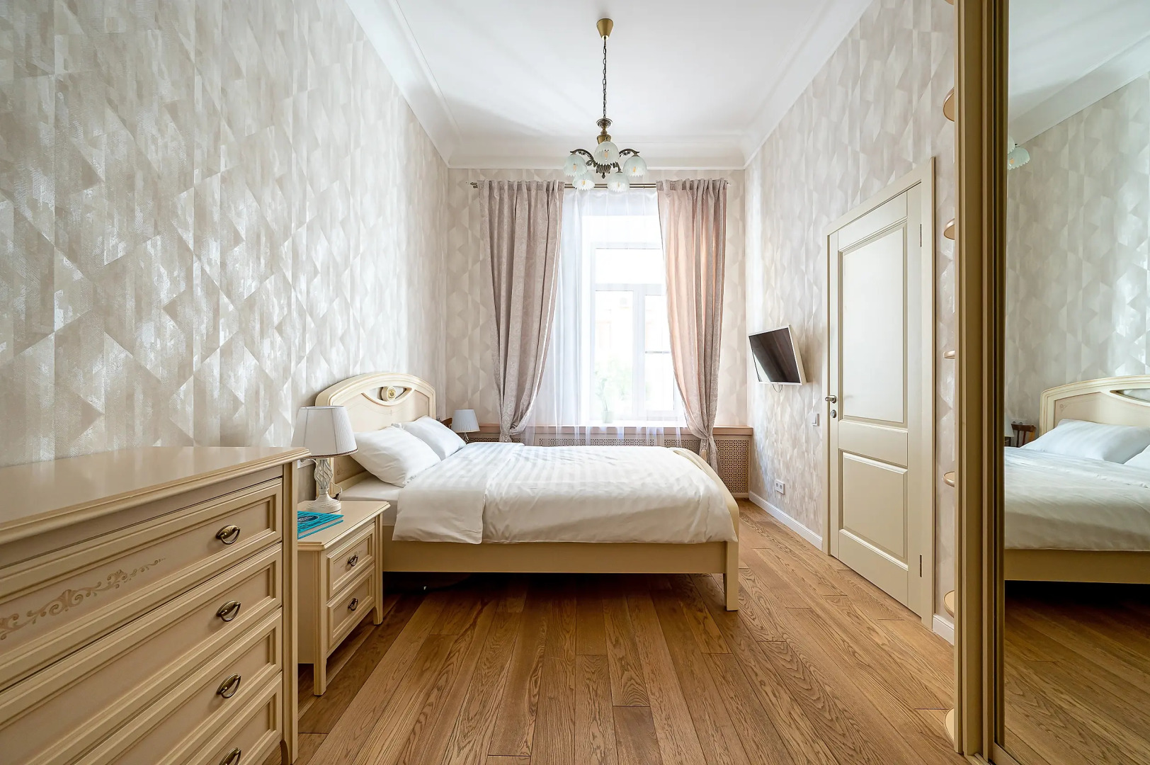 Трехкомантная квартира у летнего сада в Мозаичном дворе