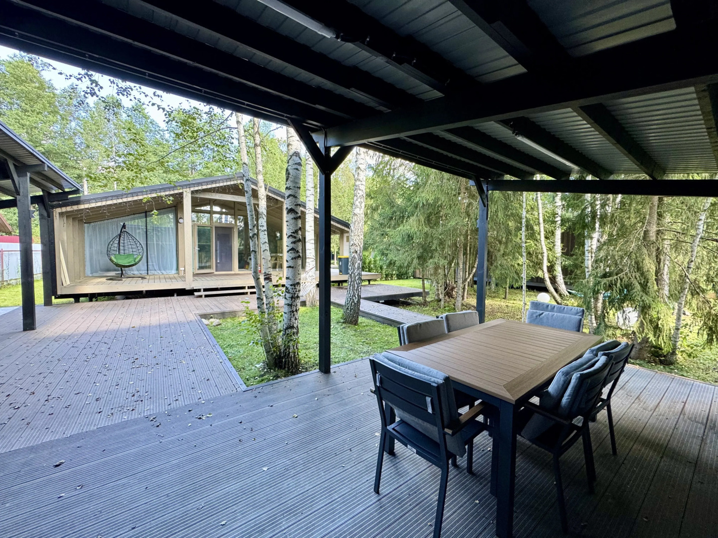 Частный Дом с Верандой в Лесу