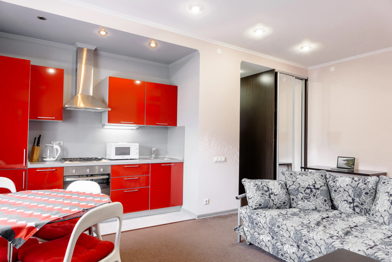 Апартаменты в Центре На 1 Линии с Видом на Крейсер Михаил Кутузов Море и Форумную Площадь от LetoAрart