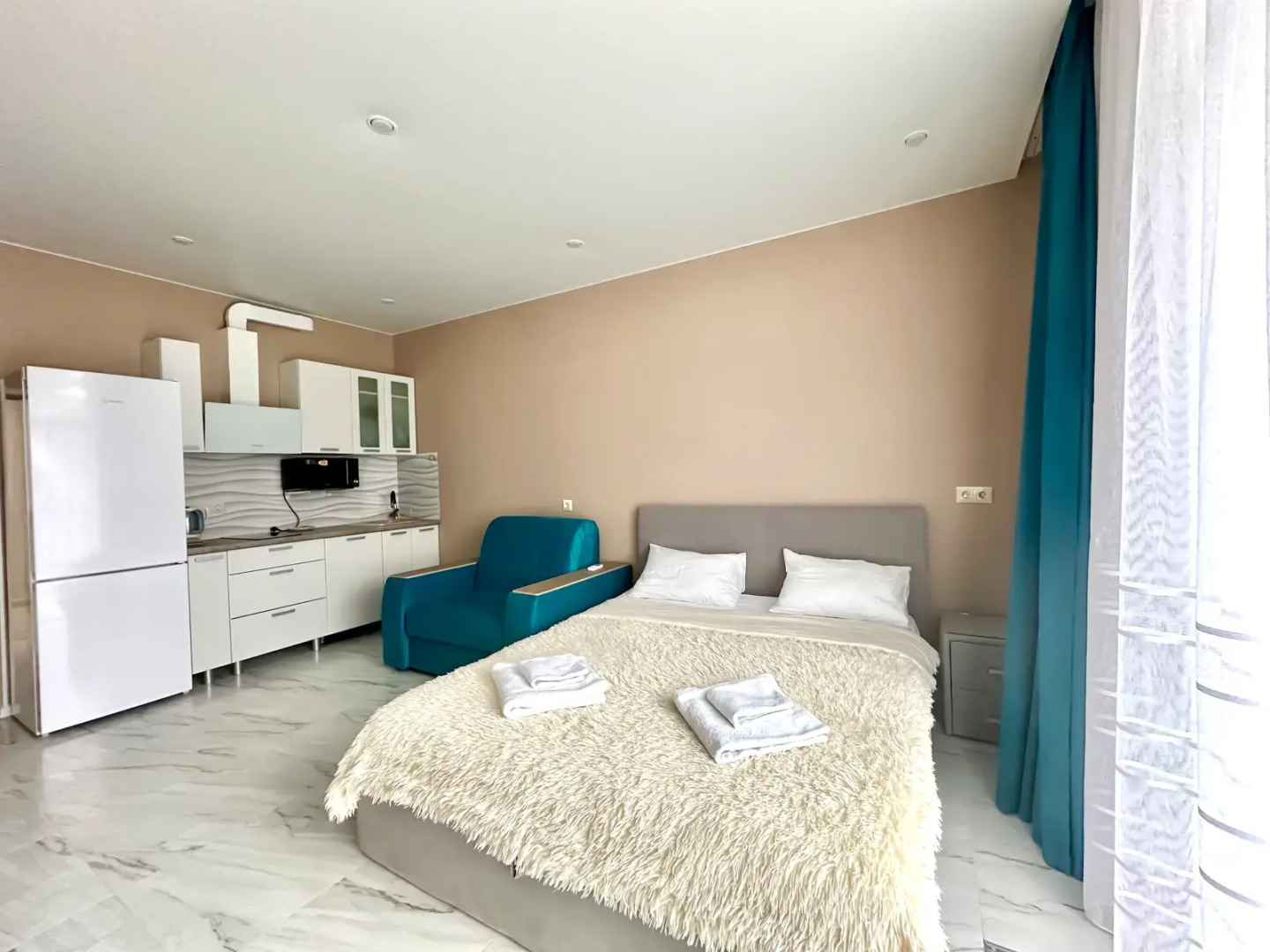 Апартаменты LS-Family Comfort с видом на горы и город с 4 этажа