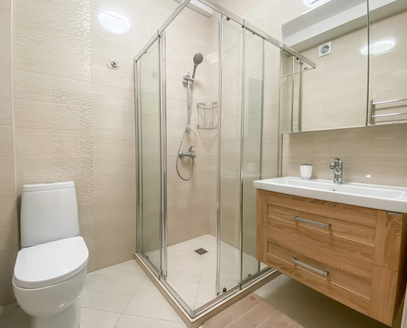 Студия с панорамным видом на центральной улице