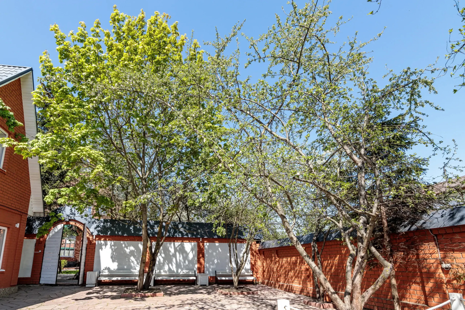 Гостевой Дом на берегу озера с верандой в Новой Москве