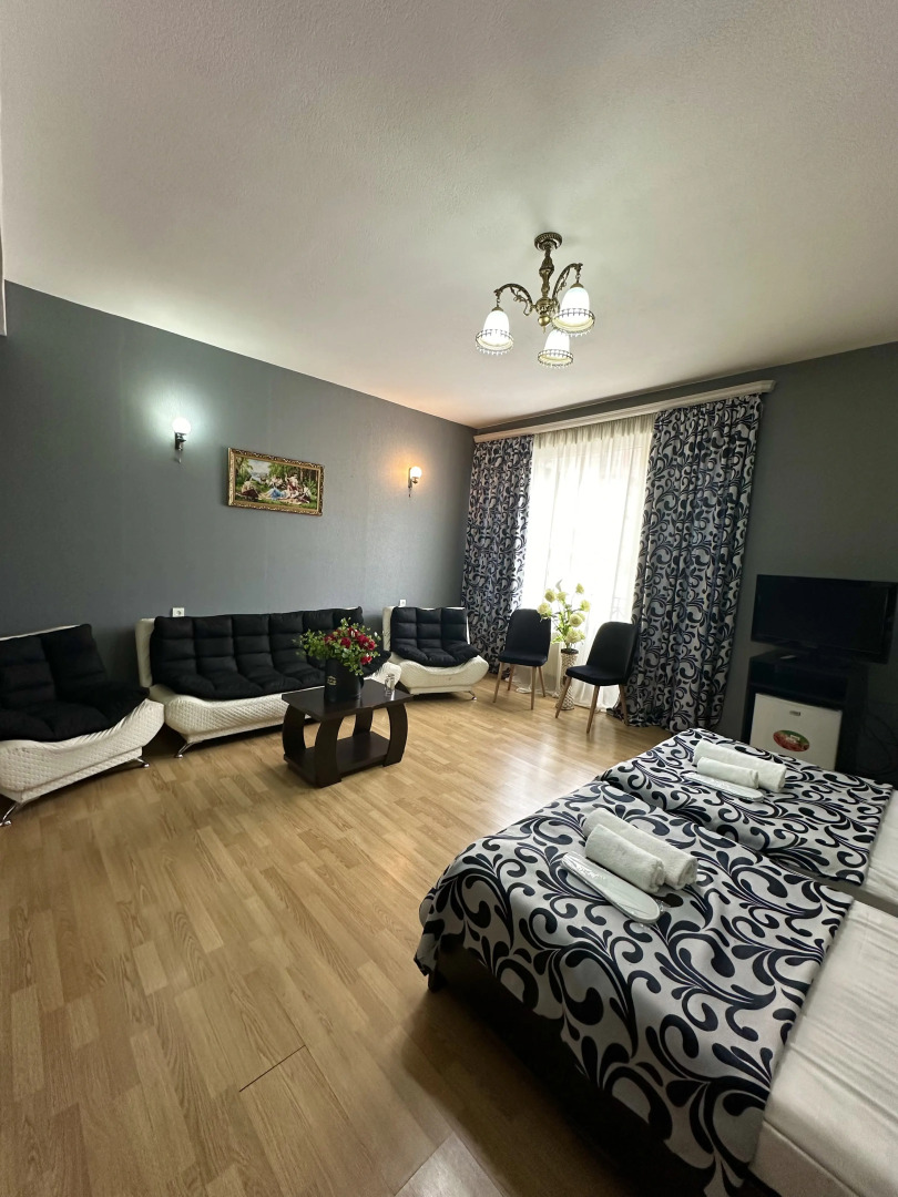 Отель Qeroli old town