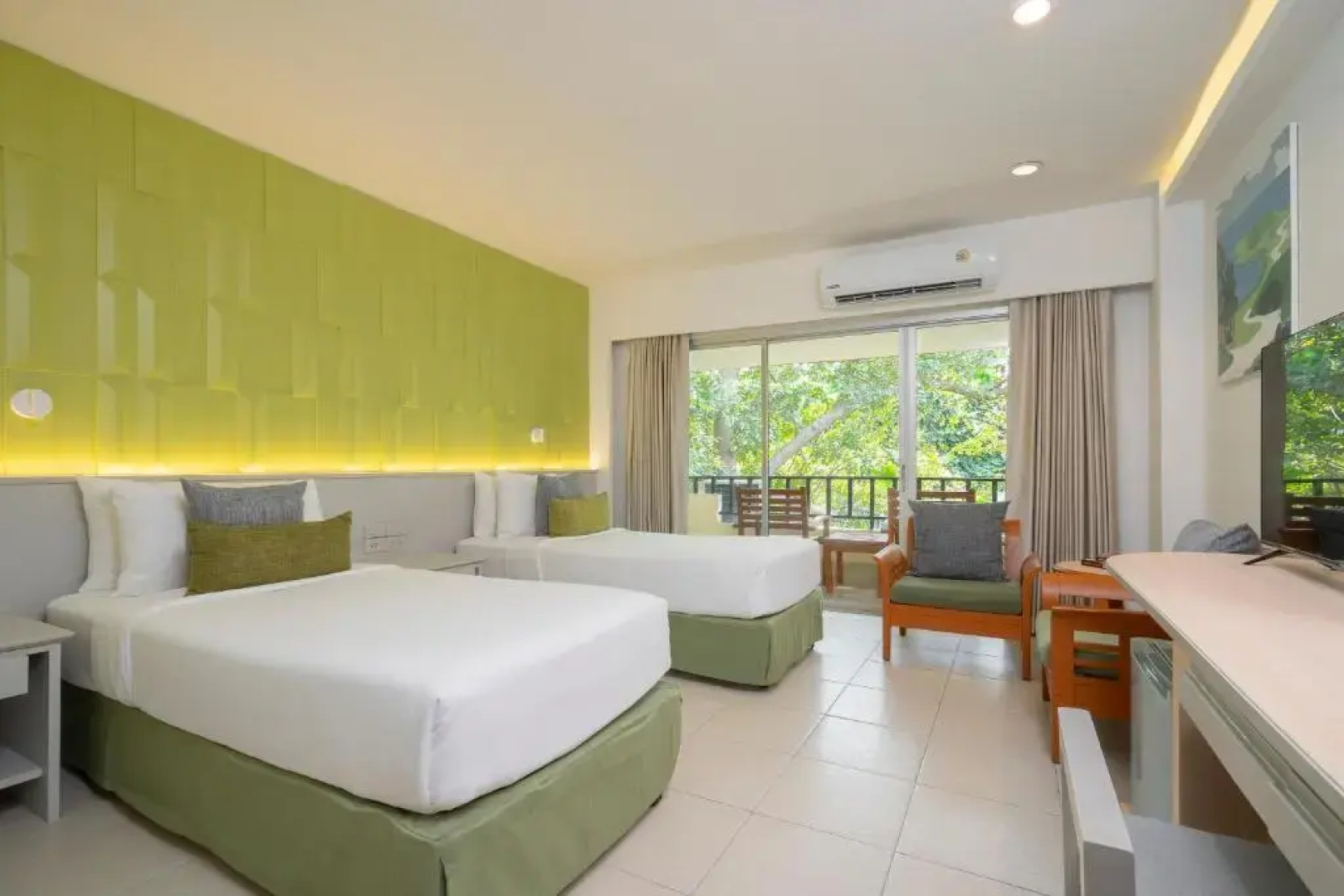 Отель The Green Park Resort