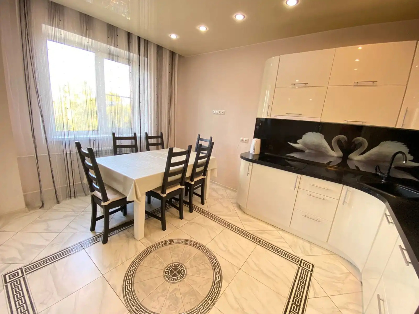 Апартаменты 3х комнатная квартира возле метро