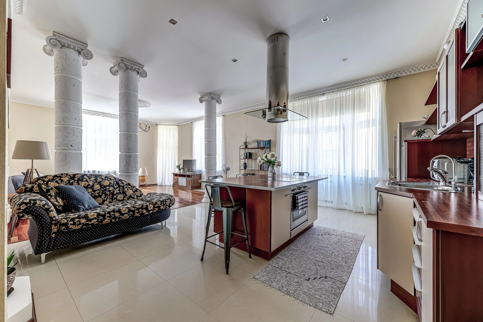 Апартаменты солнечная студия с круглым балконом