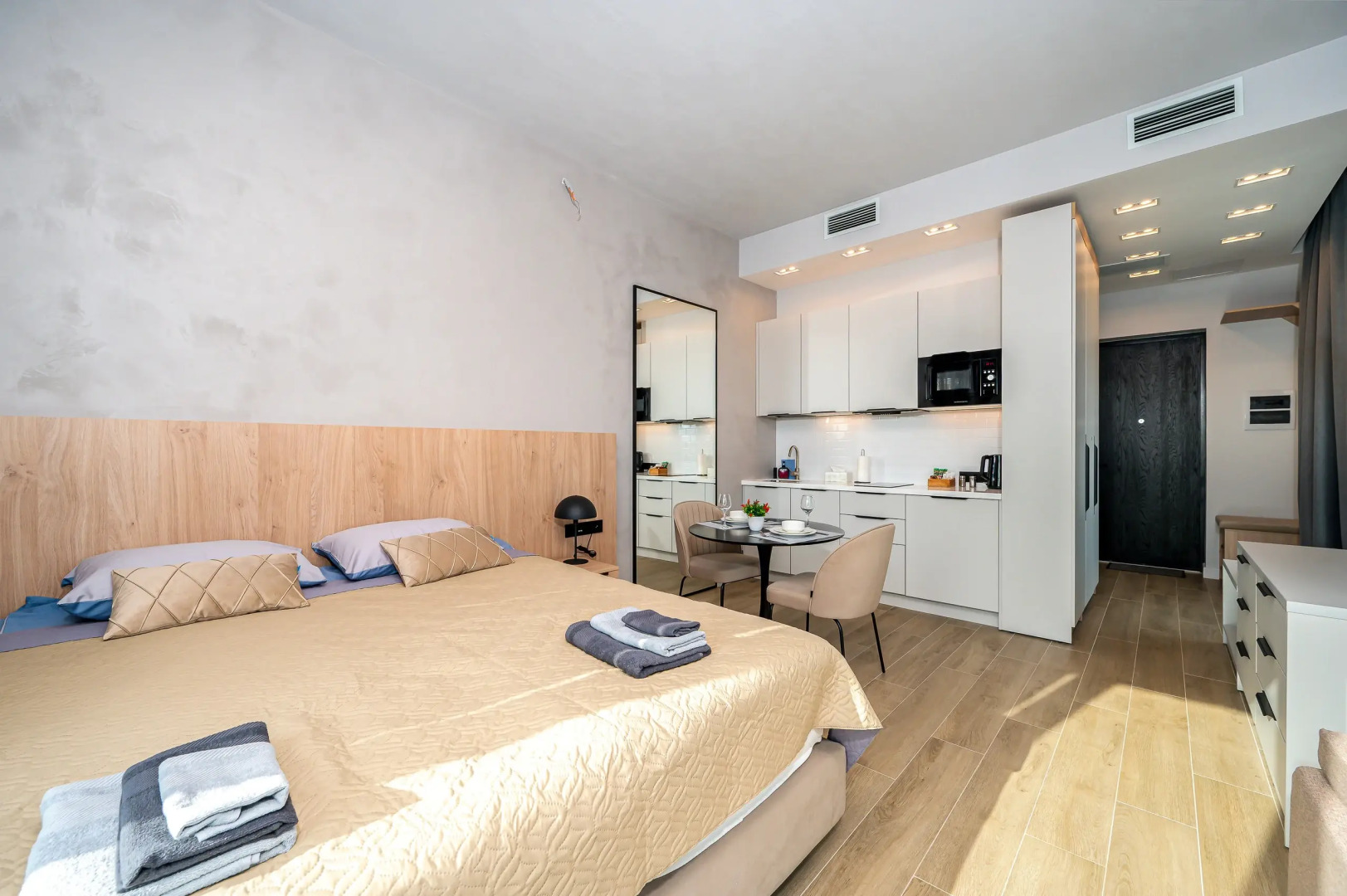 Апартаменты с большими окнами