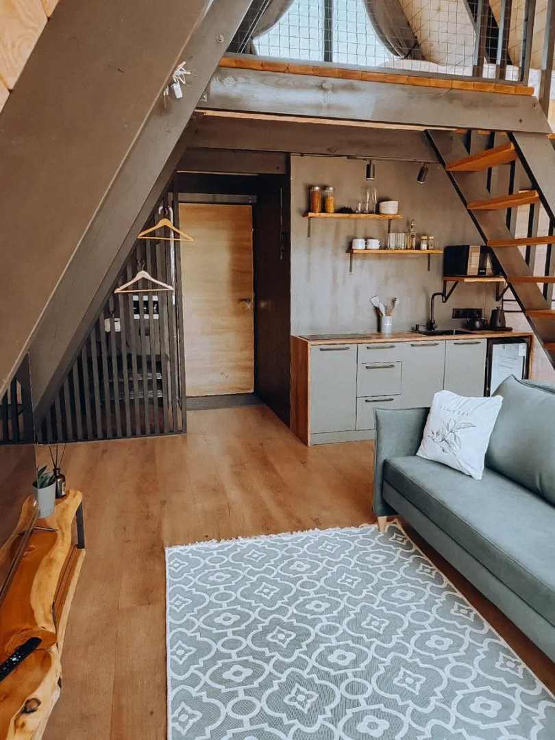 Шале А-фрейм с панорамным остеклением и террасой