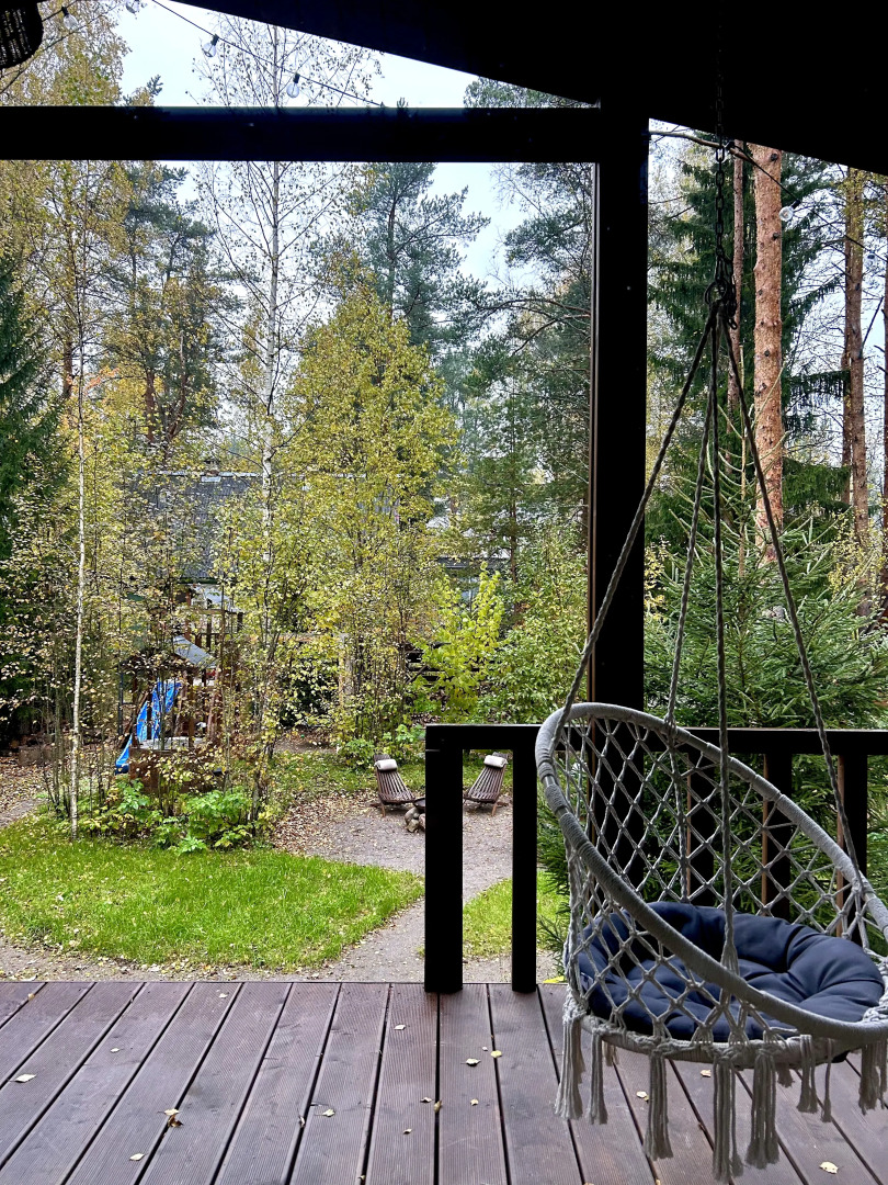 Частный дом у озера с террасой Сосновый дом