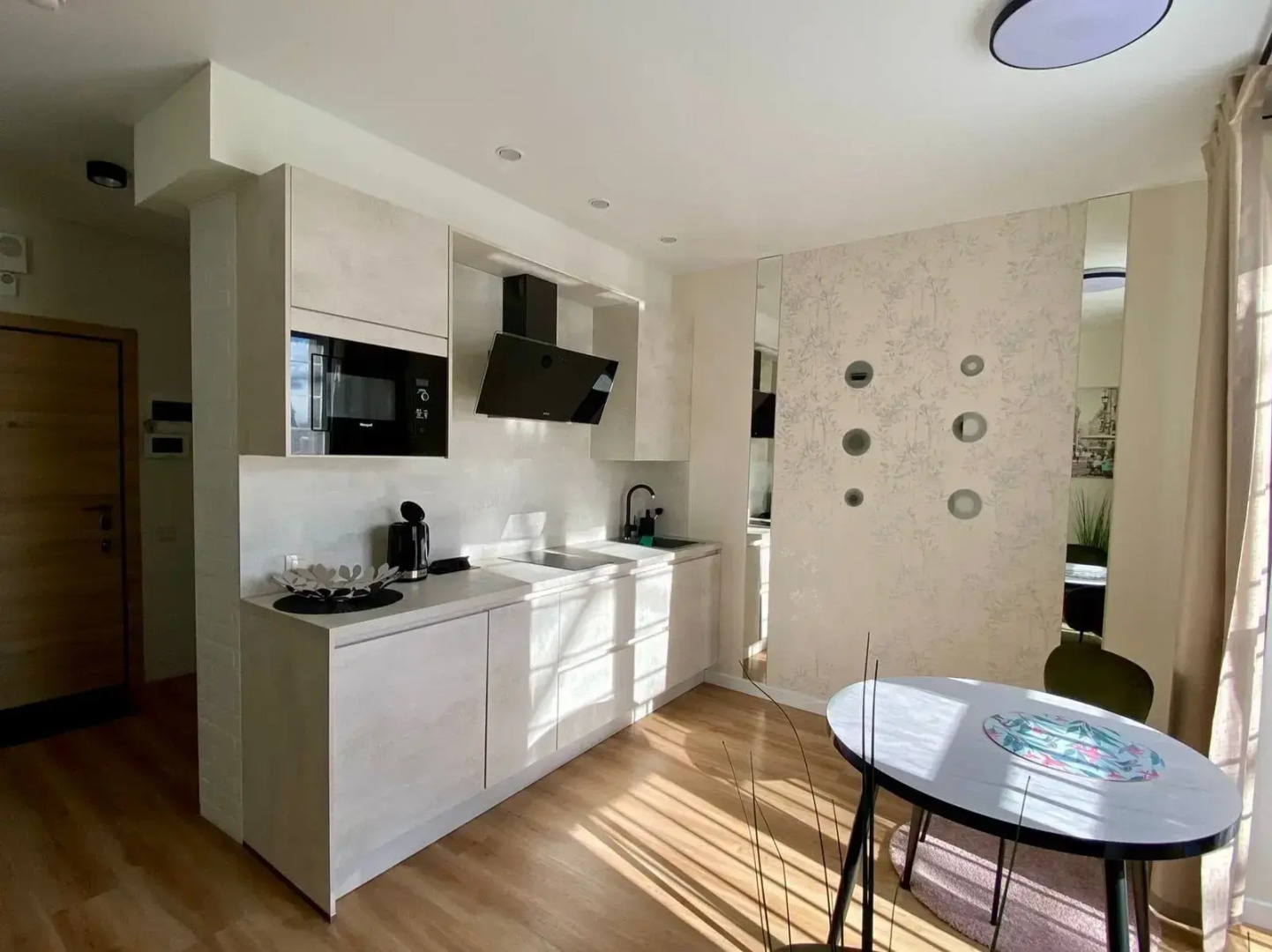 Апартаменты у берега моря с видом на парк