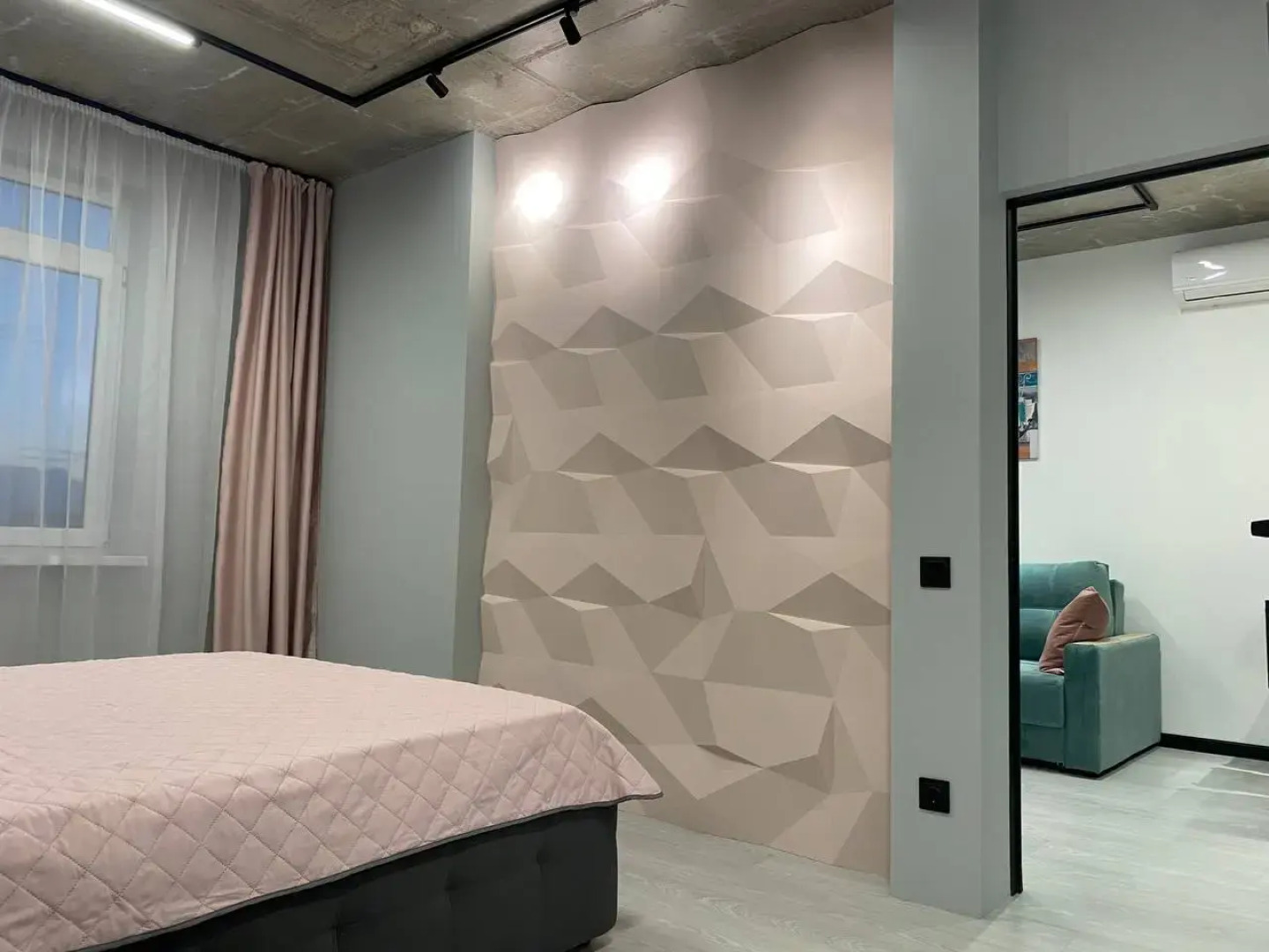 Апартаменты Пикассо - индустриальный шик с яркими акцентами