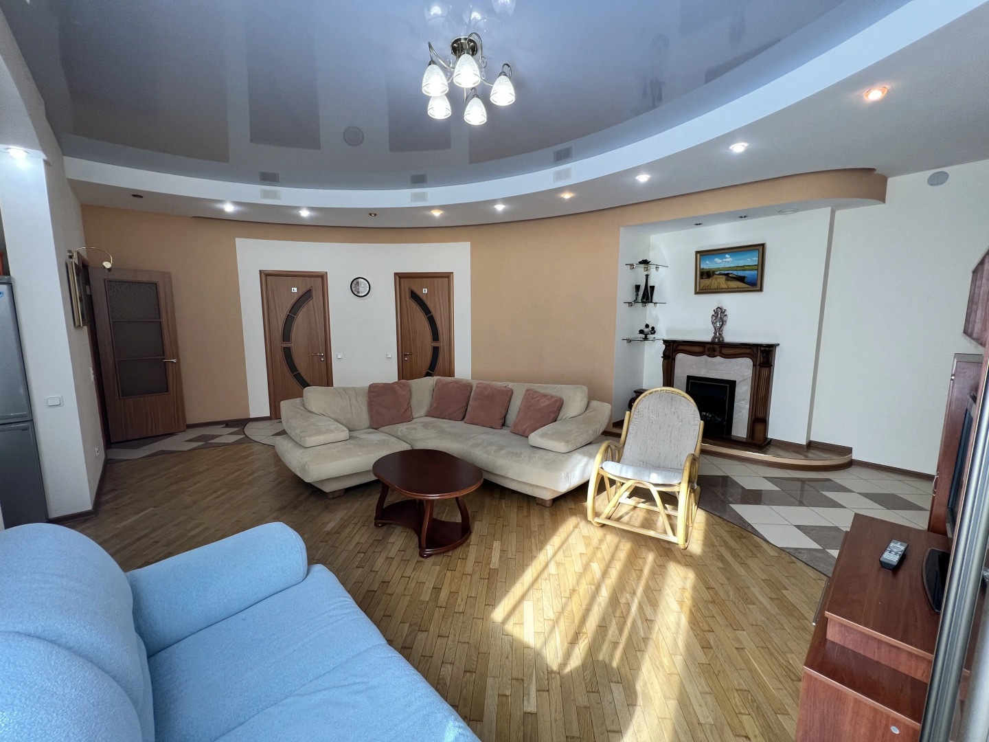 Трехкомнатная квартира с сауной и джакузи Парковка