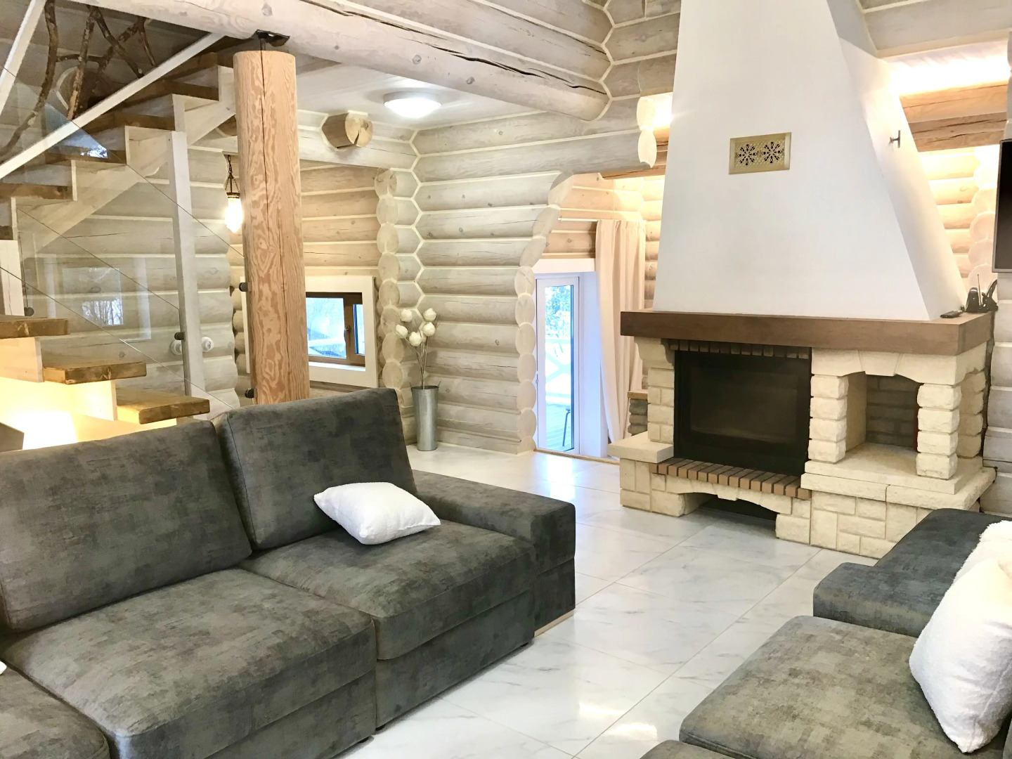 Шале на Скале с Видом на Озеро