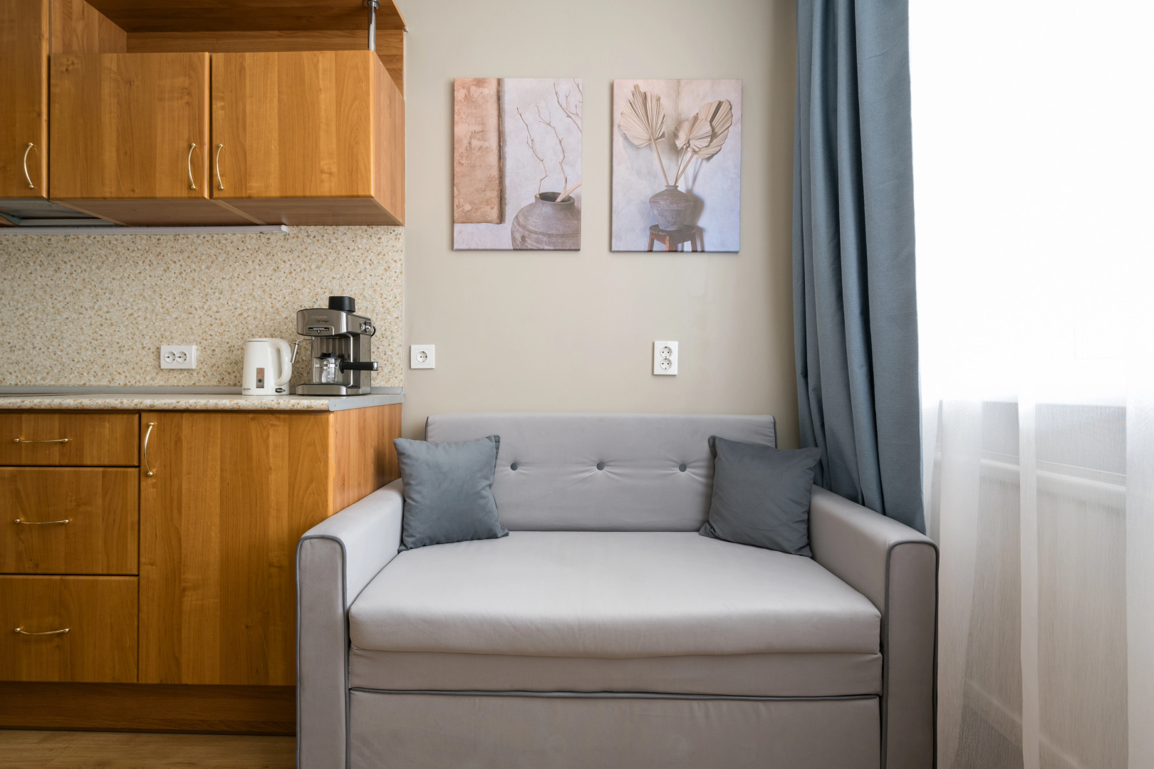 Квартира Просторная с зоной отдыха на балконе последнего этажа с видом на тихий двор