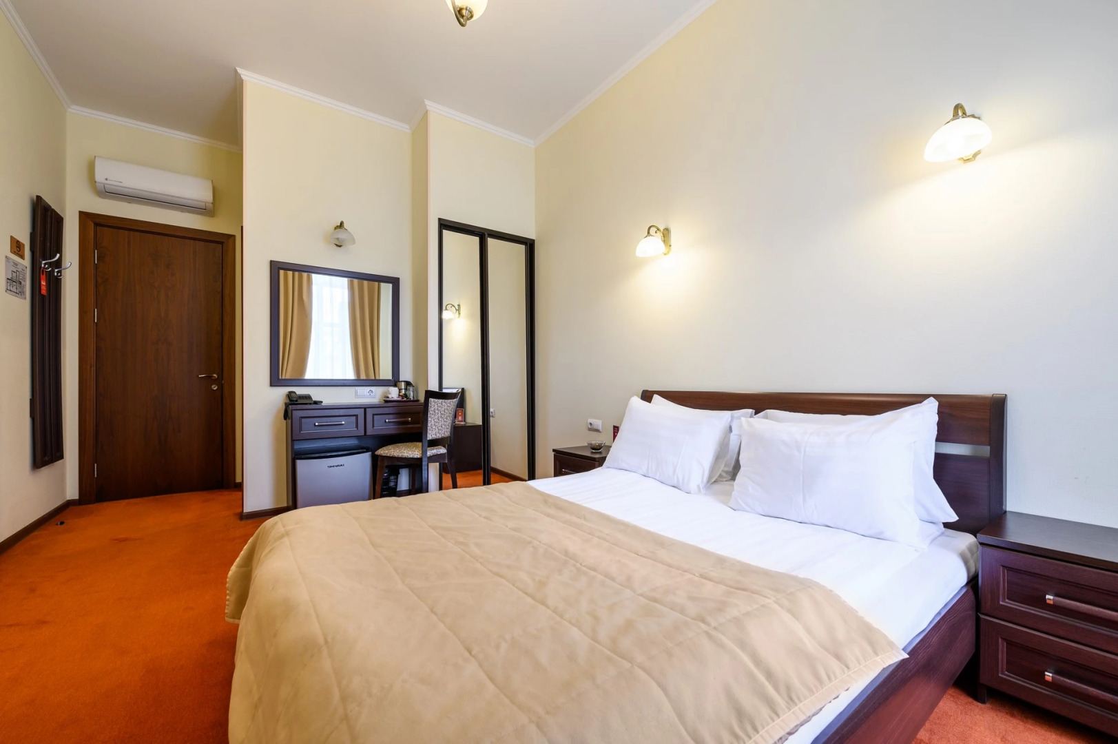 Соло на набережной реки Мойки 82