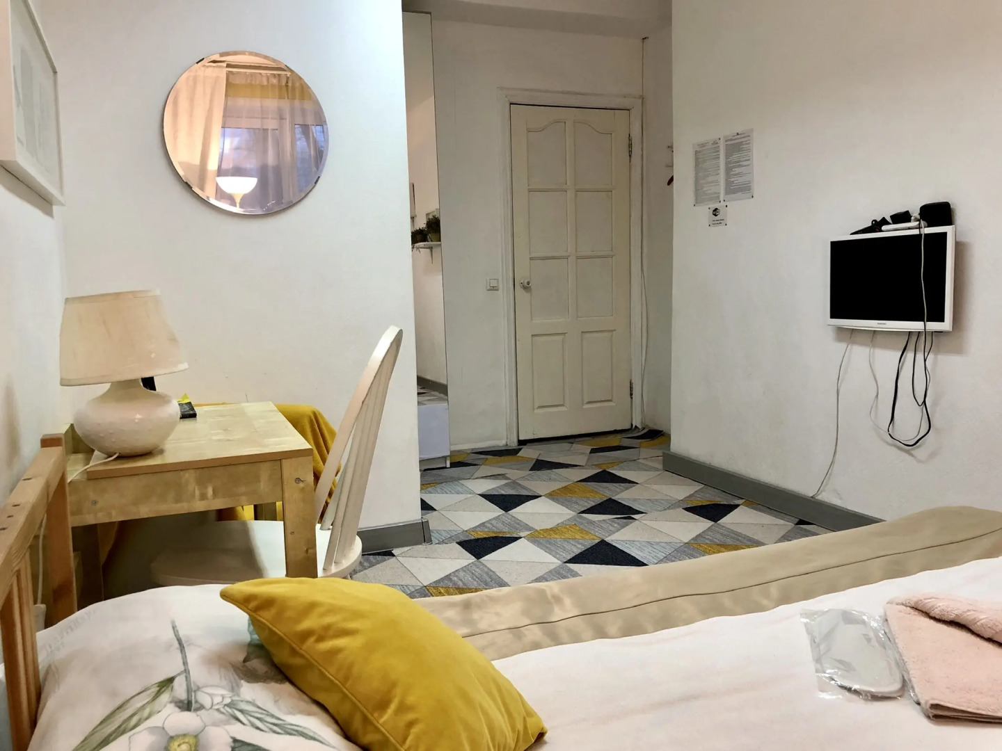 Апартаменты Лето&Зеленая Роща двуспальная кровать