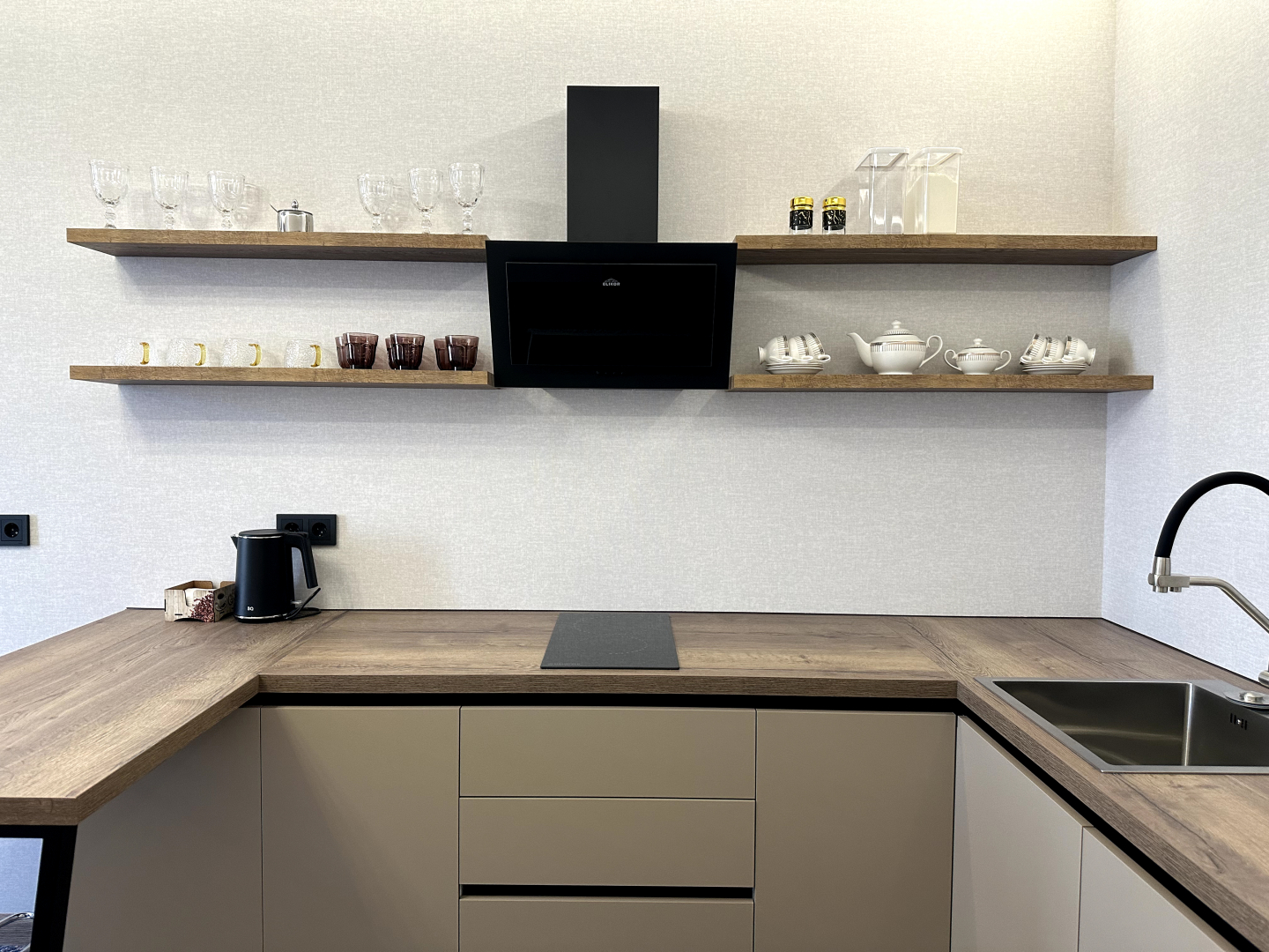 Апартаменты "Эленика" Двухкомнатая квартира в Махачкале с видом на озеро и мечеть