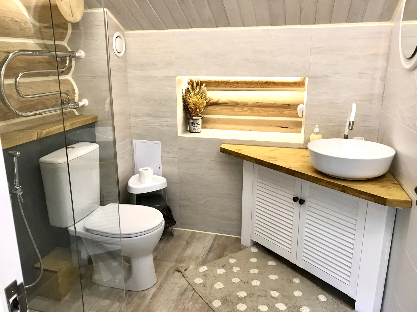 Шале на Скале с Видом на Озеро