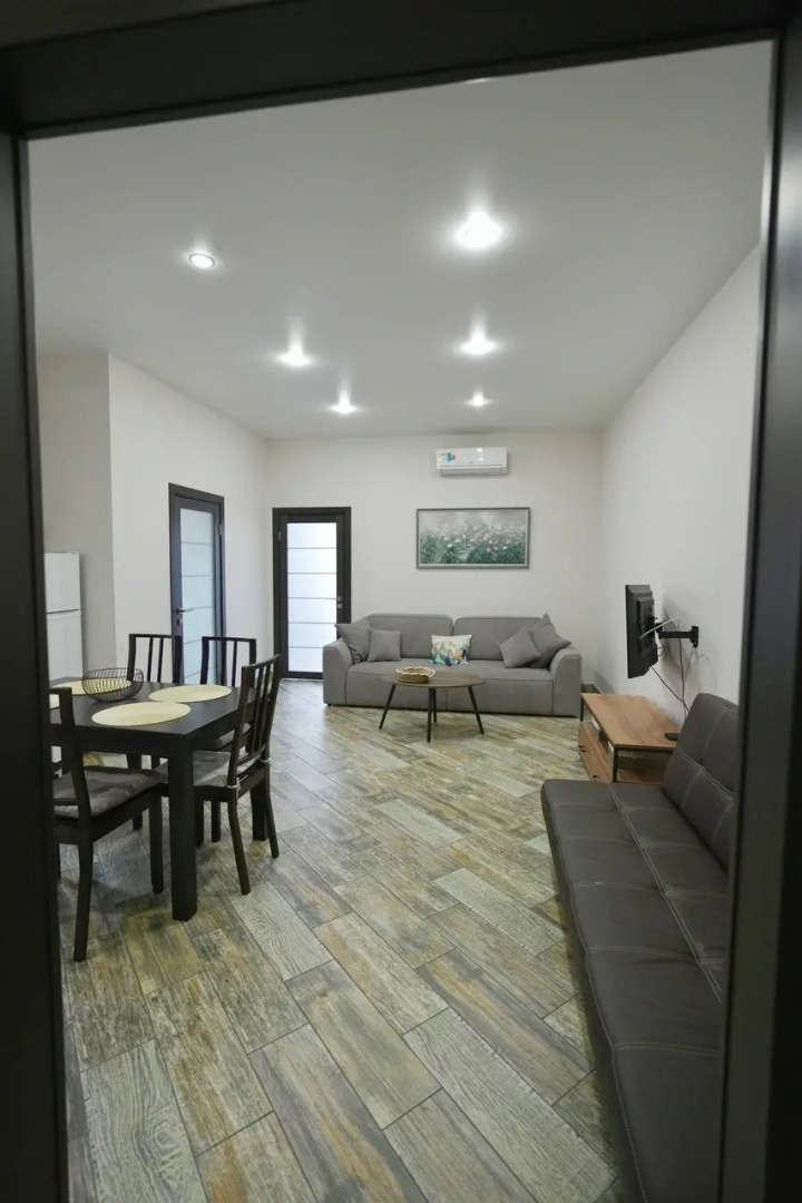 Квартира Огромная трехкомнатная квартира напротив подъемника