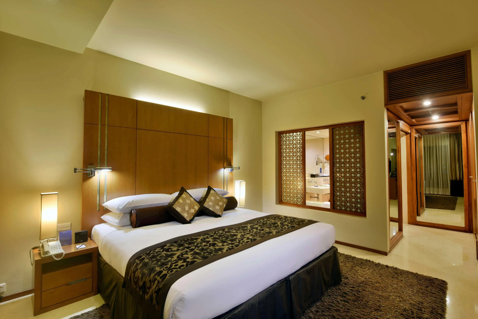 Отель Radisson Blu Dhaka Water Garden