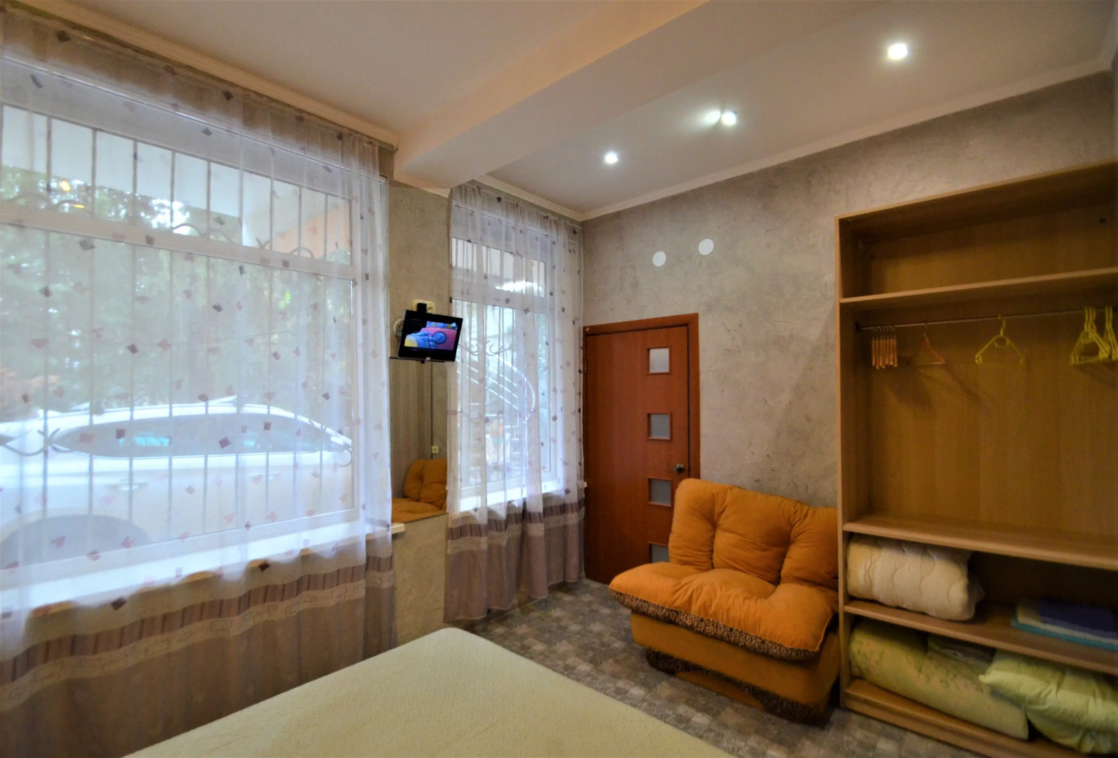 Апартаменты Статус на Кирова 10 в Ялте 1