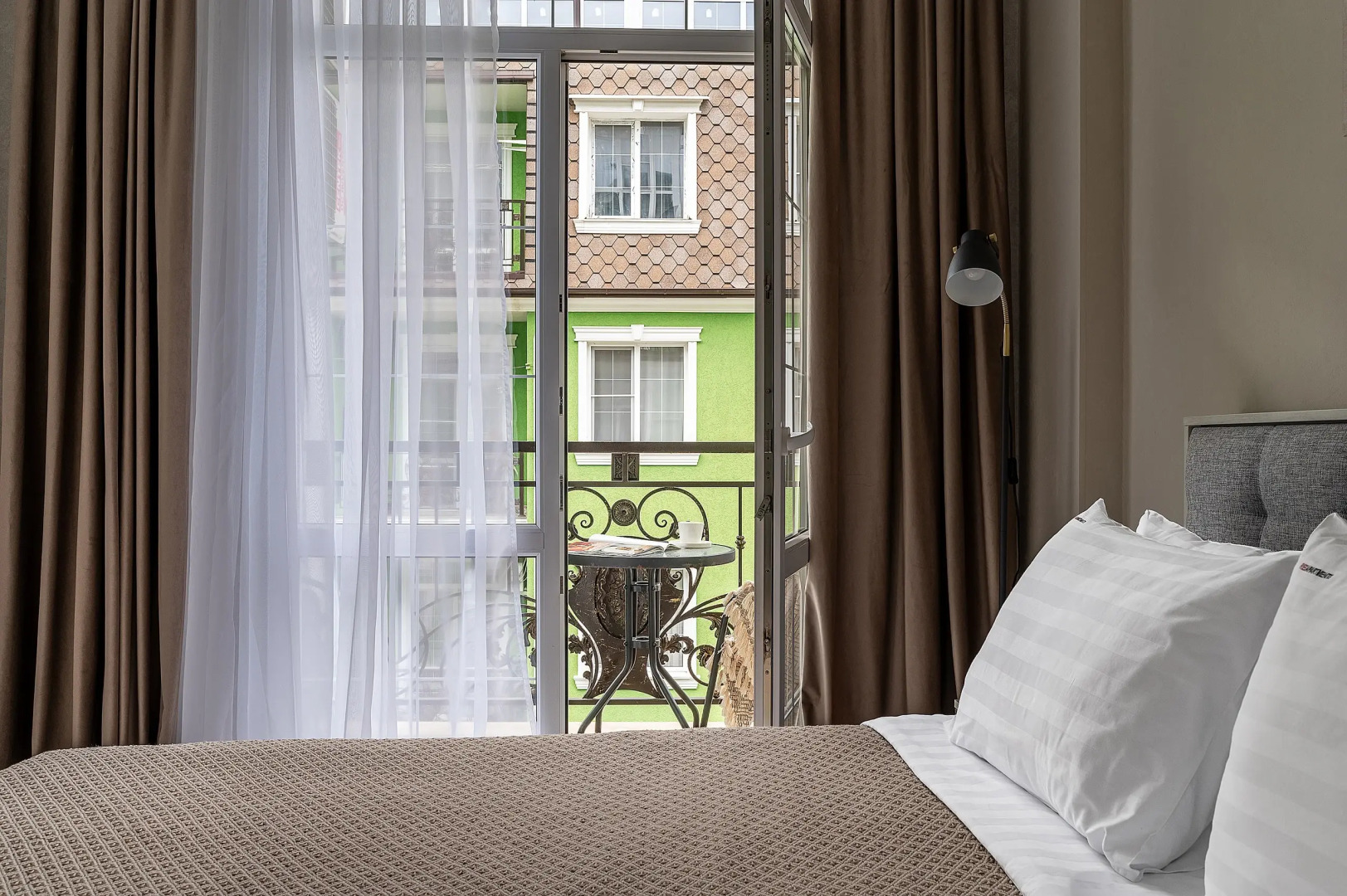 Апартаменты Red Apartments Арт Лайт Сити Форд